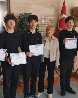 Uluslararası Hi Lingua İngilizce Dil Yarışmasında büyük başarı elde eden öğrencilerimiz sertifikalarını aldı